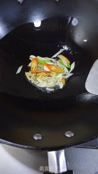 茭白焖腊肠的做法步骤：2