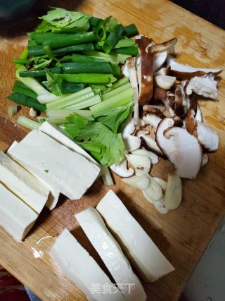 香菇辣烧嫩豆腐的做法步骤：2