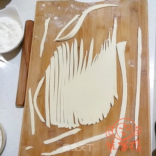 海鲜砂锅抻面的做法步骤：3