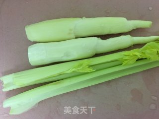 茭白炒西芹的做法步骤：1