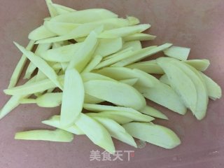 茭白炒西芹的做法步骤：2
