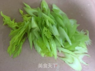 茭白炒西芹的做法步骤：3