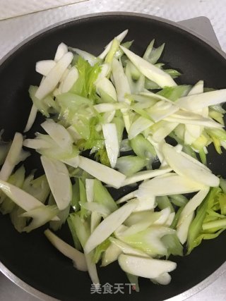 茭白炒西芹的做法步骤：5