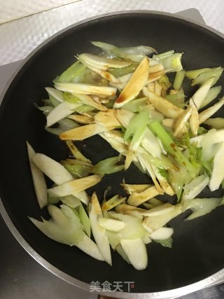茭白炒西芹的做法步骤：6