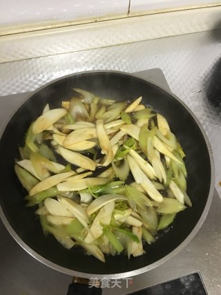 茭白炒西芹的做法步骤：7