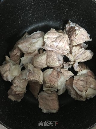 西红柿牛腩汤的做法步骤：2
