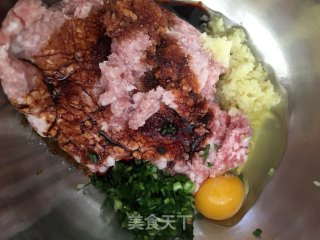 白菜肉包的做法步骤：1