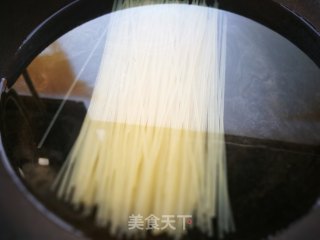 云南砂锅米线的做法步骤：1