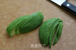牛油果鸡蛋三明治的做法步骤：1
