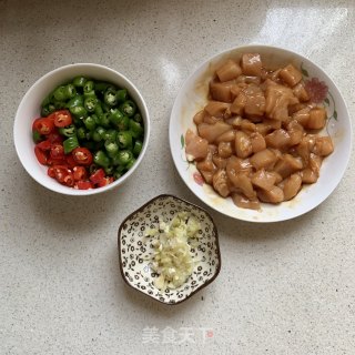 辣椒炒鸡丁的做法步骤：1