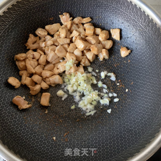 辣椒炒鸡丁的做法步骤：2