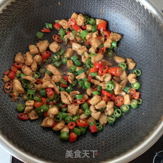 辣椒炒鸡丁的做法步骤：5