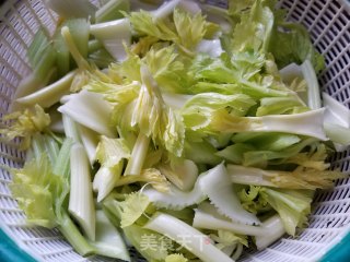 腊肉炒西芹的做法步骤：1