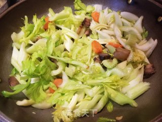 腊肉炒西芹的做法步骤：8
