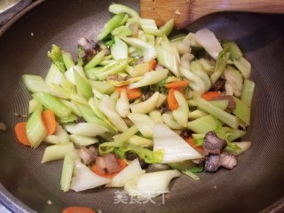 腊肉炒西芹的做法步骤：9