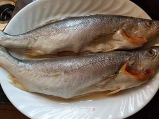 红烧南美黄花鱼的做法步骤：1