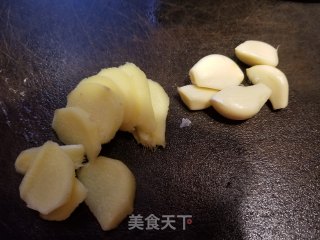 红烧南美黄花鱼的做法步骤：2