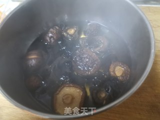 香菇木耳烧素鸡的做法步骤：9