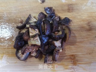香菇木耳烧素鸡的做法步骤：10