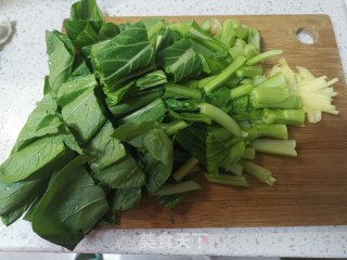 清炒菜心的做法步骤：1