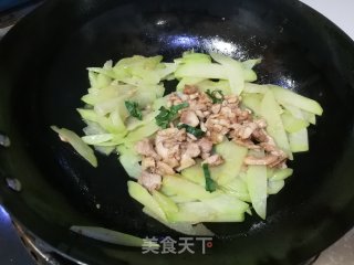 佛手瓜炒鸡肉的做法步骤：6
