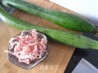 鱿鱼丝丝瓜汤的做法步骤：1