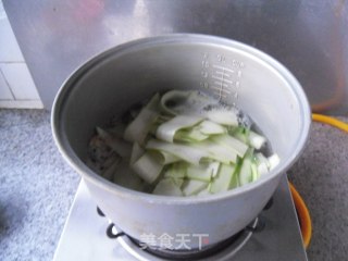 鱿鱼丝丝瓜汤的做法步骤：6