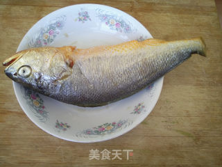清蒸黄花鱼的做法步骤：1
