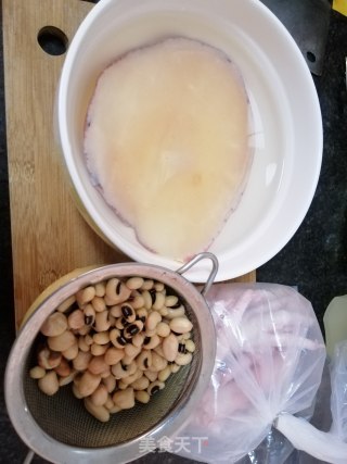花生眉豆鸡脚煲响螺片汤的做法步骤：1