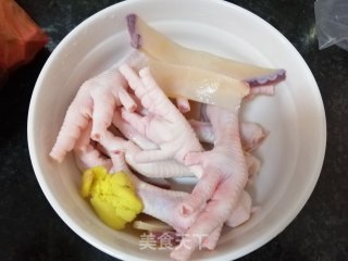 花生眉豆鸡脚煲响螺片汤的做法步骤：2