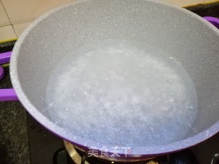 花生眉豆鸡脚煲响螺片汤的做法步骤：3