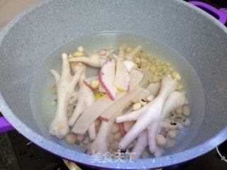 花生眉豆鸡脚煲响螺片汤的做法步骤：4