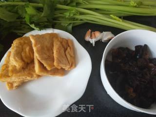 木耳豆干炒芹菜的做法步骤：1