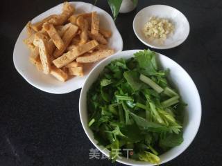 木耳豆干炒芹菜的做法步骤：2