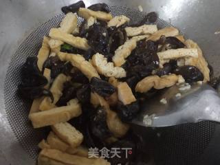 木耳豆干炒芹菜的做法步骤：5