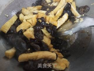 木耳豆干炒芹菜的做法步骤：6