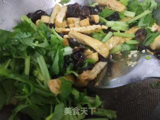 木耳豆干炒芹菜的做法步骤：7