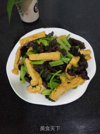 木耳豆干炒芹菜的做法步骤：8