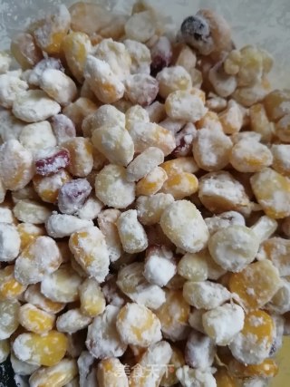 蛋黄焗玉米的做法步骤：2