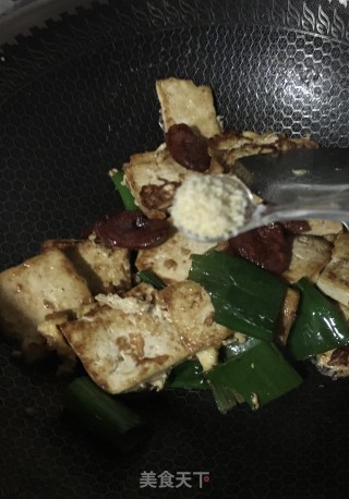 腊肠炒豆腐的做法步骤：13