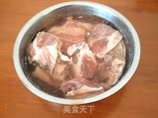 牛肉炖莲藕的做法步骤：1
