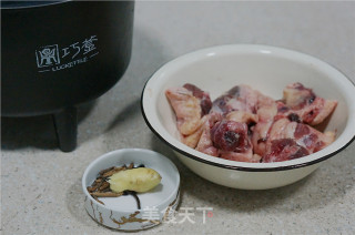冬虫夏草蒸鸭汤的做法步骤：1
