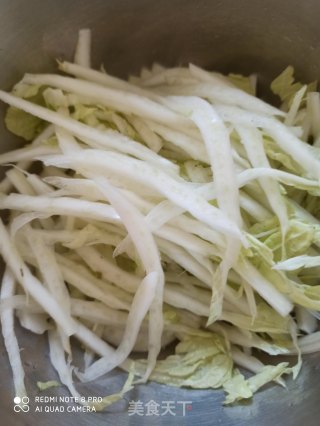 炝拌酸辣白菜丝的做法步骤：2
