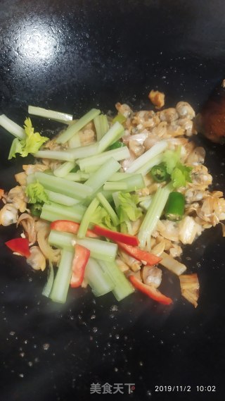花甲肉炒芹菜的做法步骤：5
