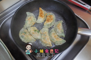 12个月以上辅食香煎三鲜饺子的做法步骤：12
