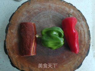 双椒炒腊肉的做法步骤：1
