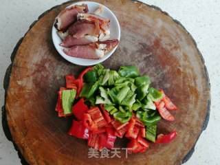 双椒炒腊肉的做法步骤：2