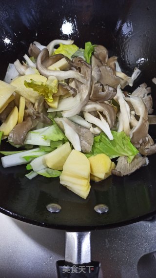 砂锅烩菜的做法步骤：3