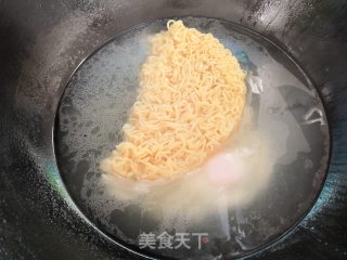 菠菜鸡蛋面的做法步骤：1