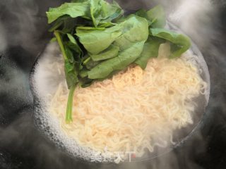 菠菜鸡蛋面的做法步骤：4